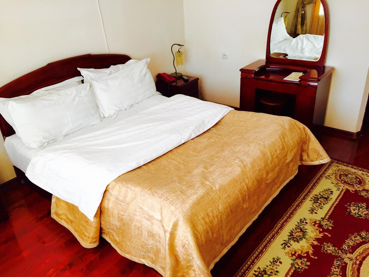 Hotel Ark Ms Тараз Екстериор снимка